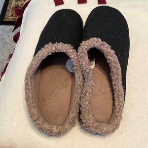 Men’s brand new slippers isotoner size 11-12